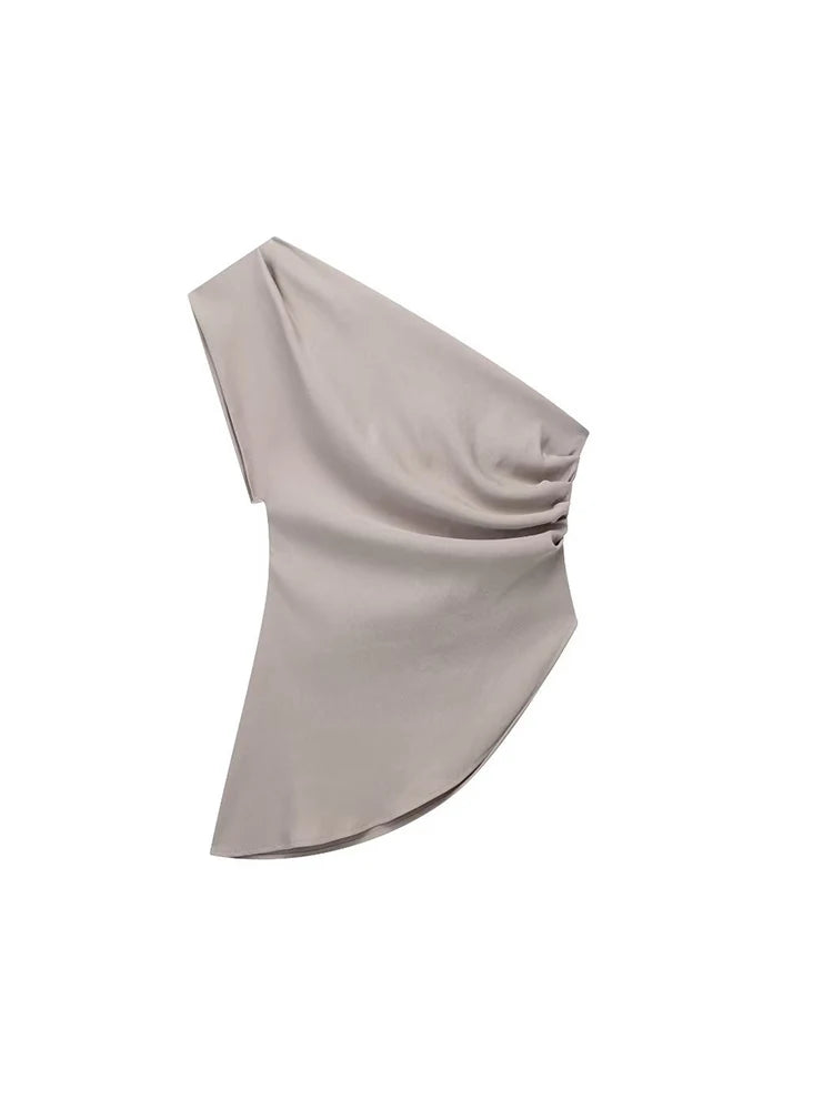 Asymmetrical T-shirt with bare shoulder and urban style